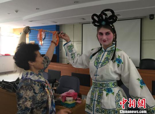 奥地利中学生在宝威体验中国京剧　盛捷　摄